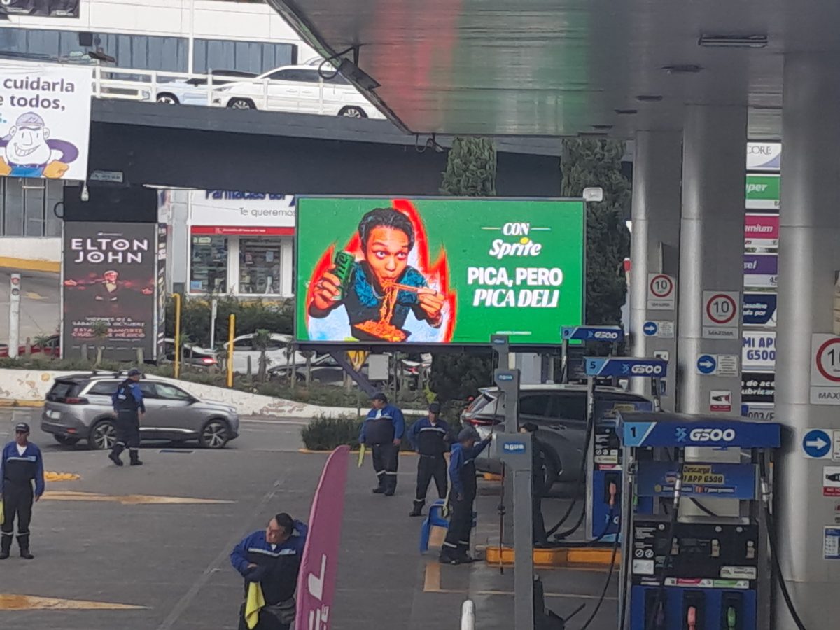 Evidencia fotográfica de campaña OOH en Magnocentro, Interlomas, capturada con SP/ACE EYE